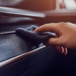5 Erreurs Fatales a Eviter pour Enlever les Rayures sur le Plastique Interieur d’une Voiture
